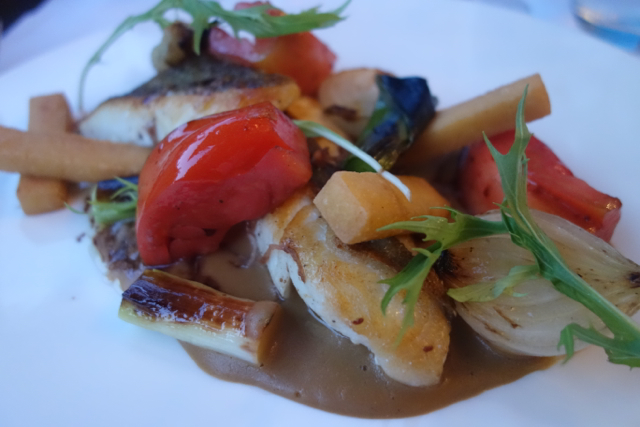 Filet de Saint-Pierre Soupe de poissons de roche Panisses  Mizuna et légumes snackés 