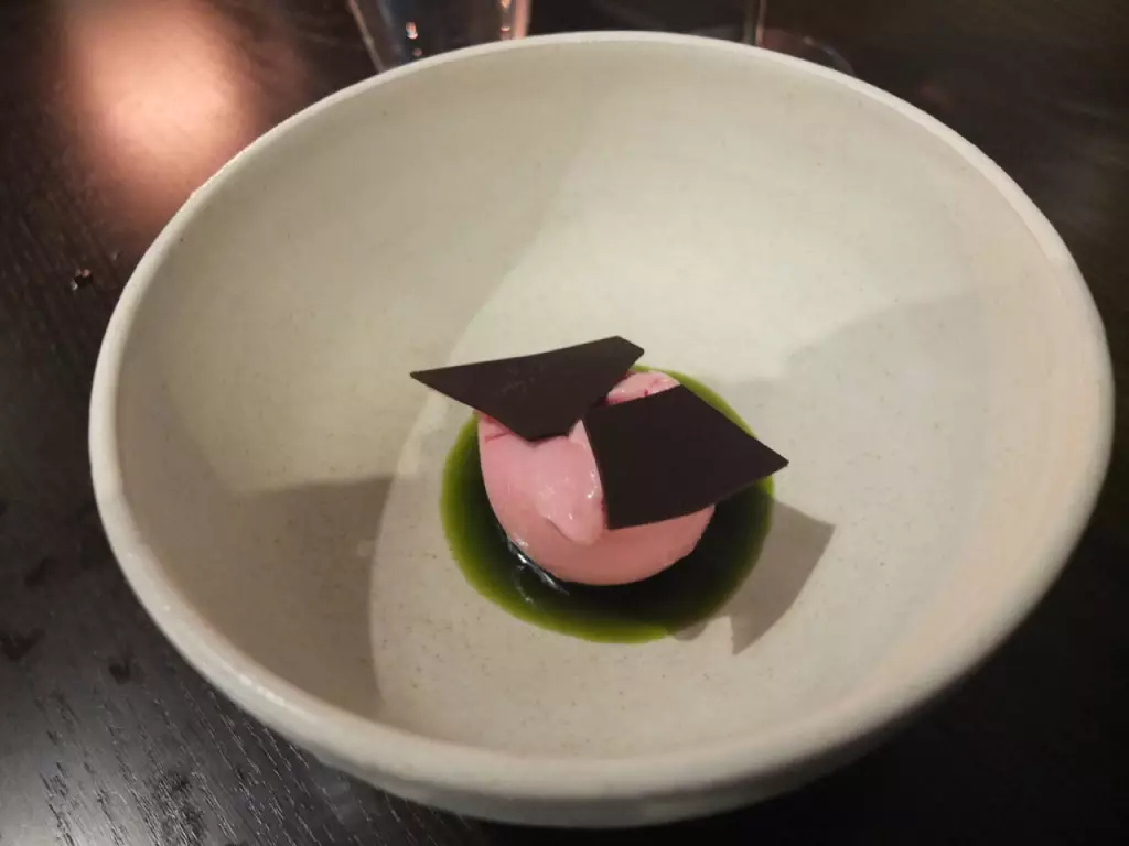 Sorbet à la rhubarbe, romarin, chocolat grillé