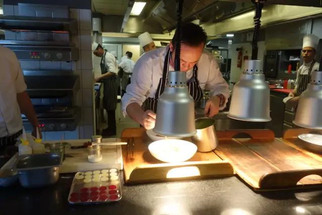 Emmanuel Renaut en cuisine, concentration et inspiration